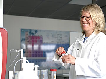 Female lab assistant standing at bench with contrAA 800